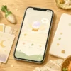 AI占いをイメージしたスマホと占いカードとノートが並ぶやさしいイラスト