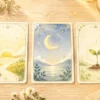 タロット占いの3枚引きをイメージした木の机と3枚のカードのやさしいイラスト