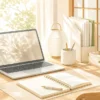 デスク風水をイメージした整った机と観葉植物のやさしいイラスト