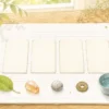 木の机に四柱推命の四つの柱と五行の小物を並べたやさしいイラスト